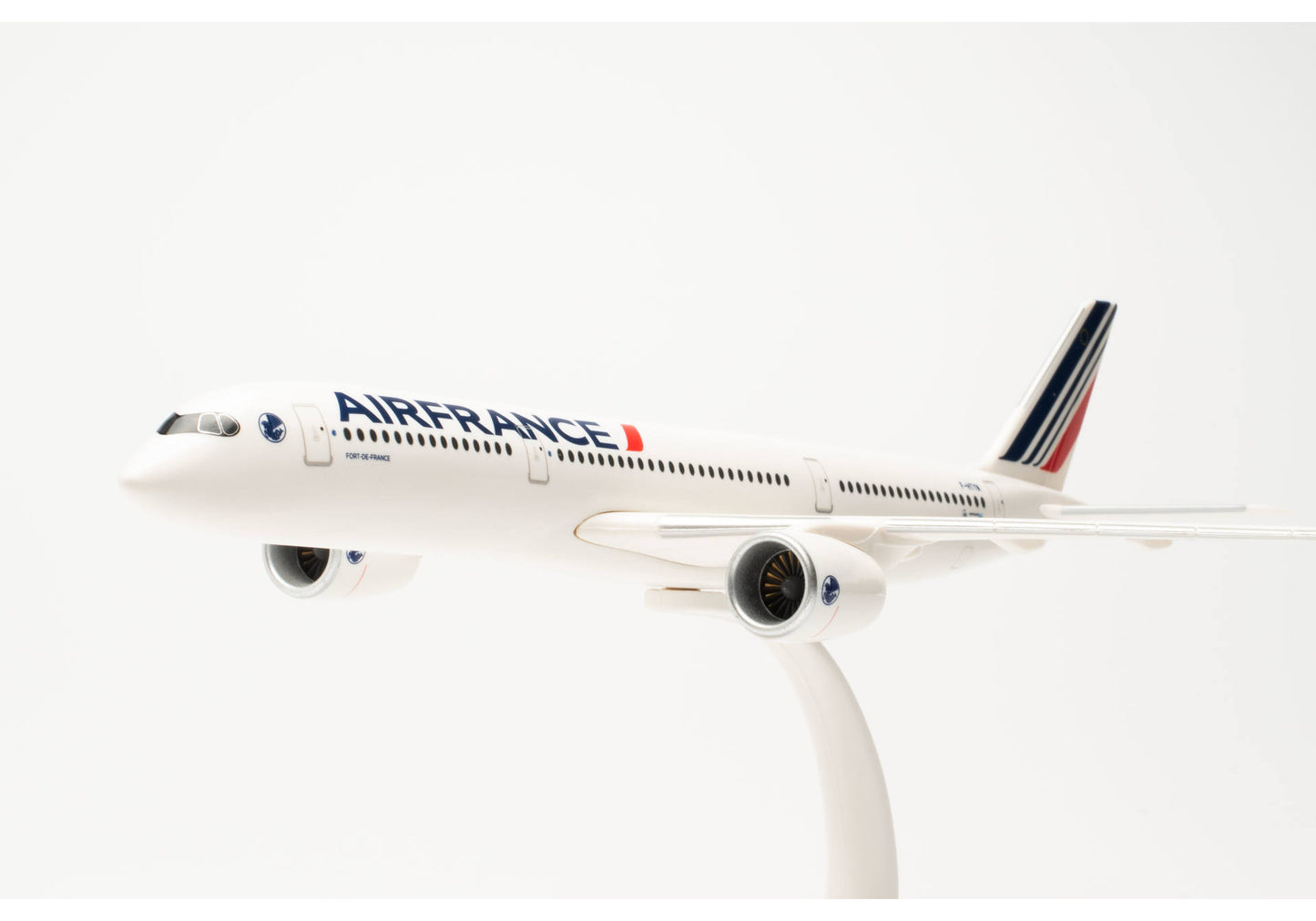 1/200  SNAP FIT Air France Airbus A350-900 2021 Livery F-HTYM "Fort-de-France"