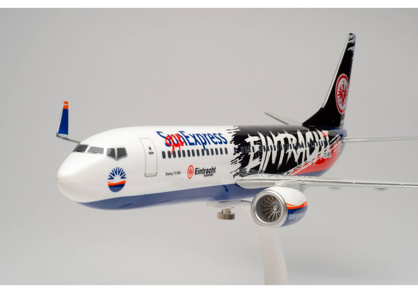 1/100 SNAP FIT Sun Express Boeing 737-800 "Eintracht Frankfurt SGE Express" TC-SRC