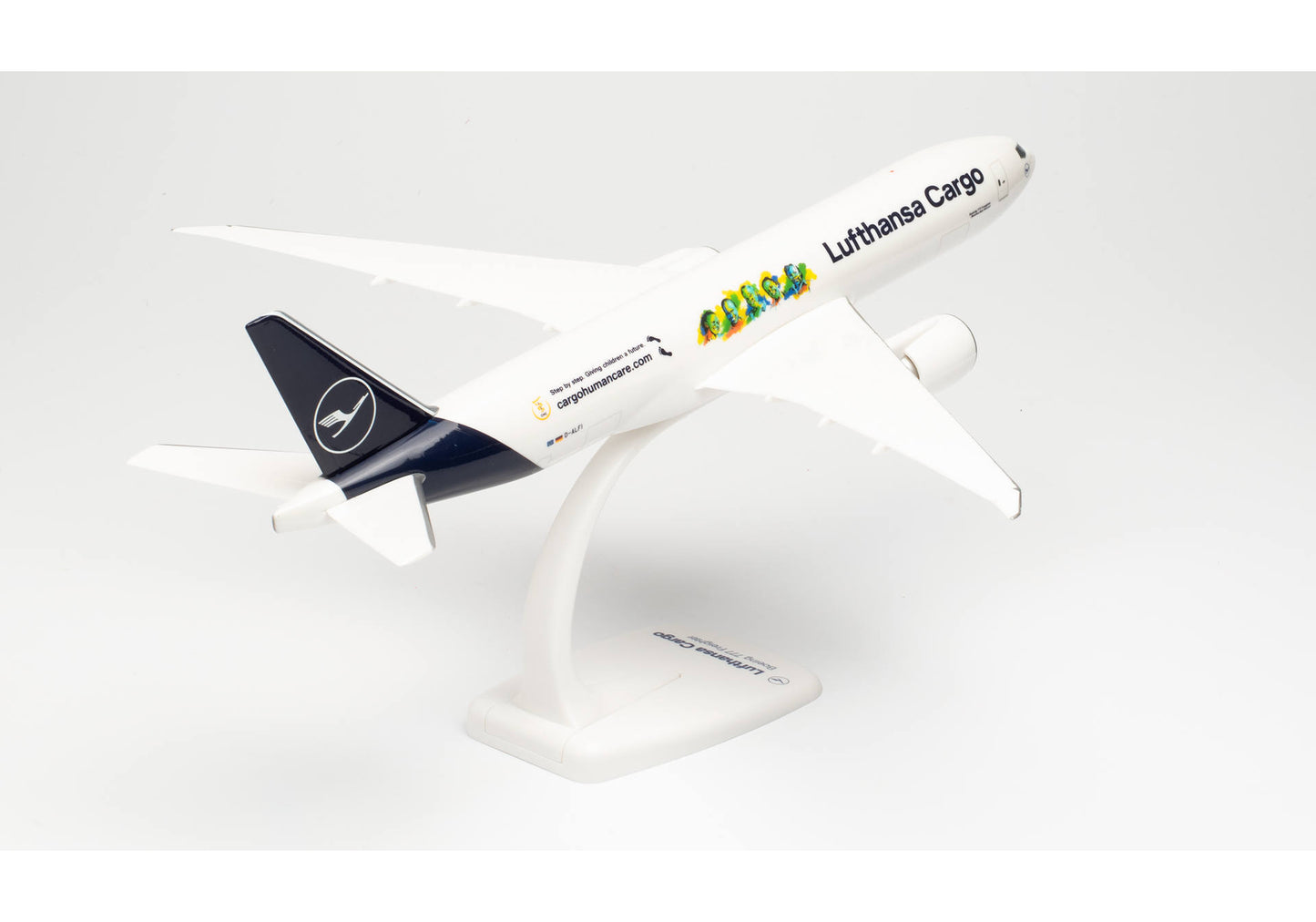 1/200 SNAP FIT Lufthansa Cargo Boeing 777F "Cargo Human Care" D-ALFI "Buenos DÃ­as MÃ©xico"