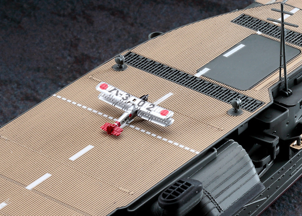 1/700 JAPANESE NAVY AIRCRAFT CARRIER AKAGI TRIPLE DECK with CARRIER-BASED AIRCRAFT SET (BIPLANE) [LIMITED EDITION]