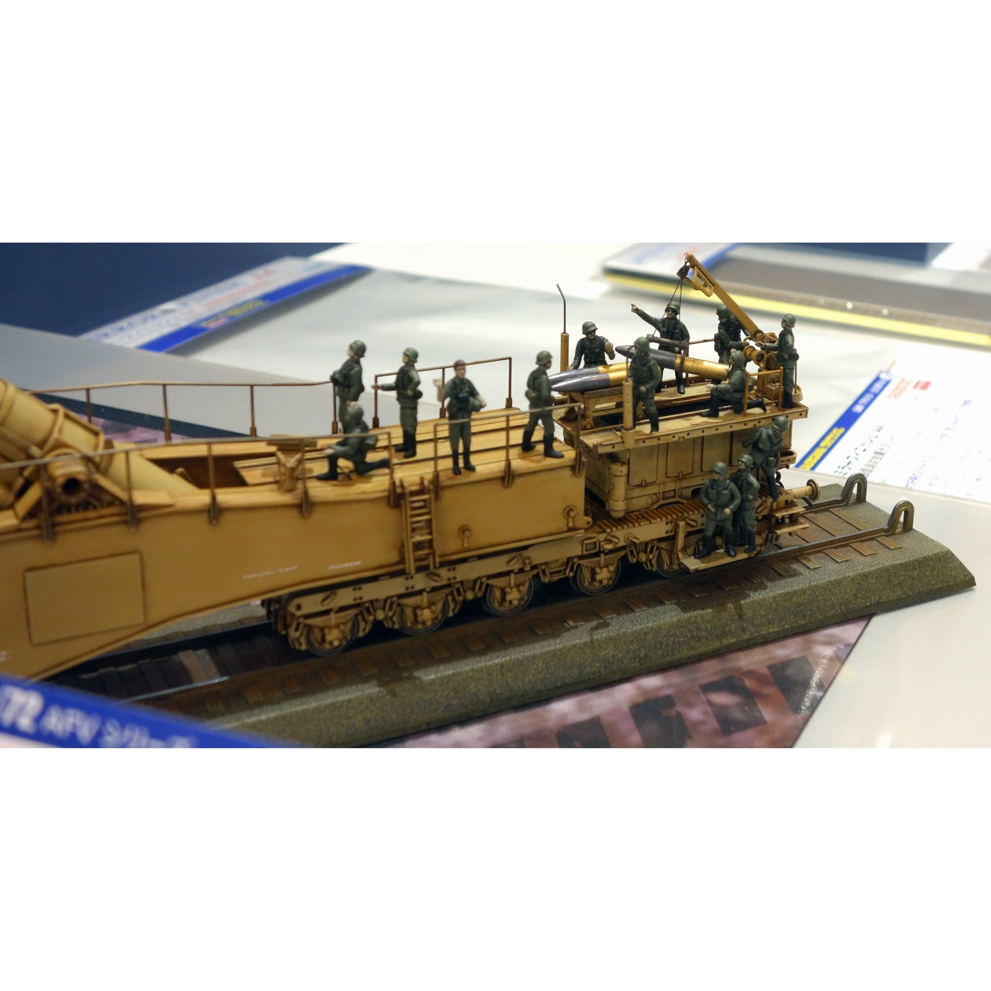 1/72 GERMAN RAILWAY GUN K5(E) LEOPOLD with FIGURE GERMAN ARMY RAILWAY GUN