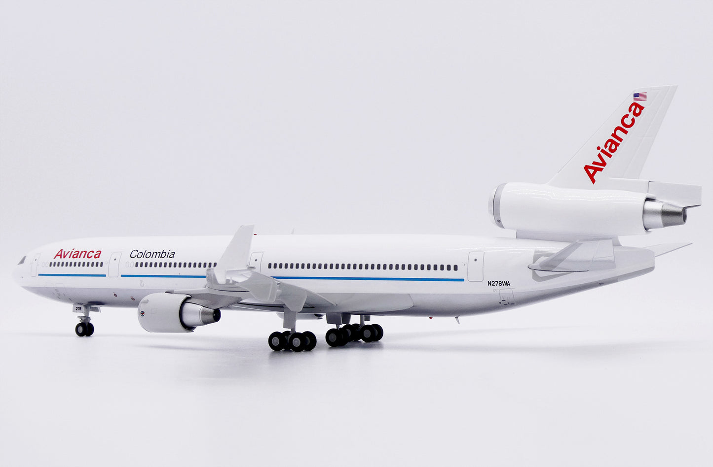 1/200 Avianca Colombia McDonnell Douglas MD-11 "Polished" Reg: N278WA with Stand