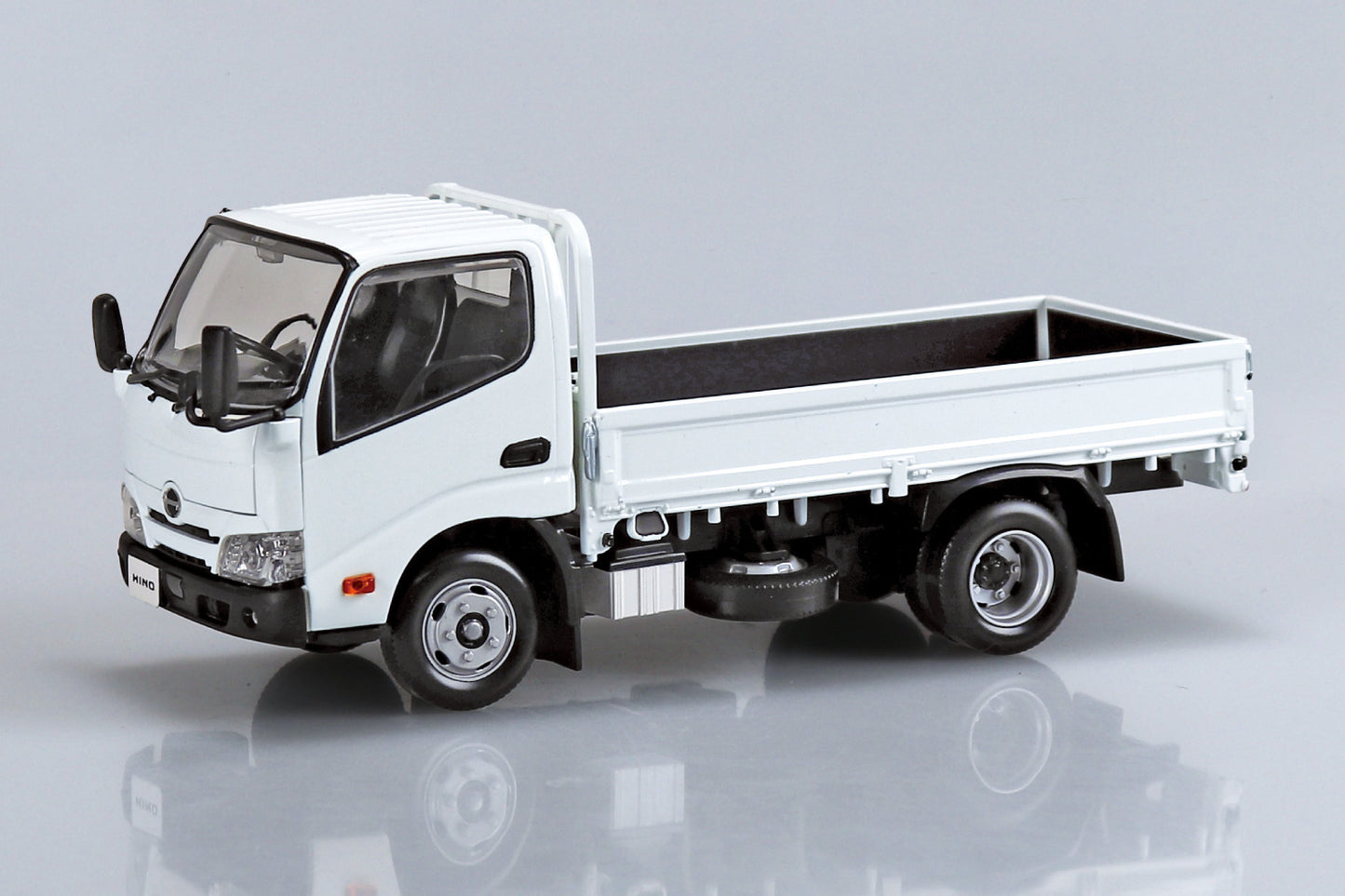 1/32 SNAP Hino Dutro Truck (White)