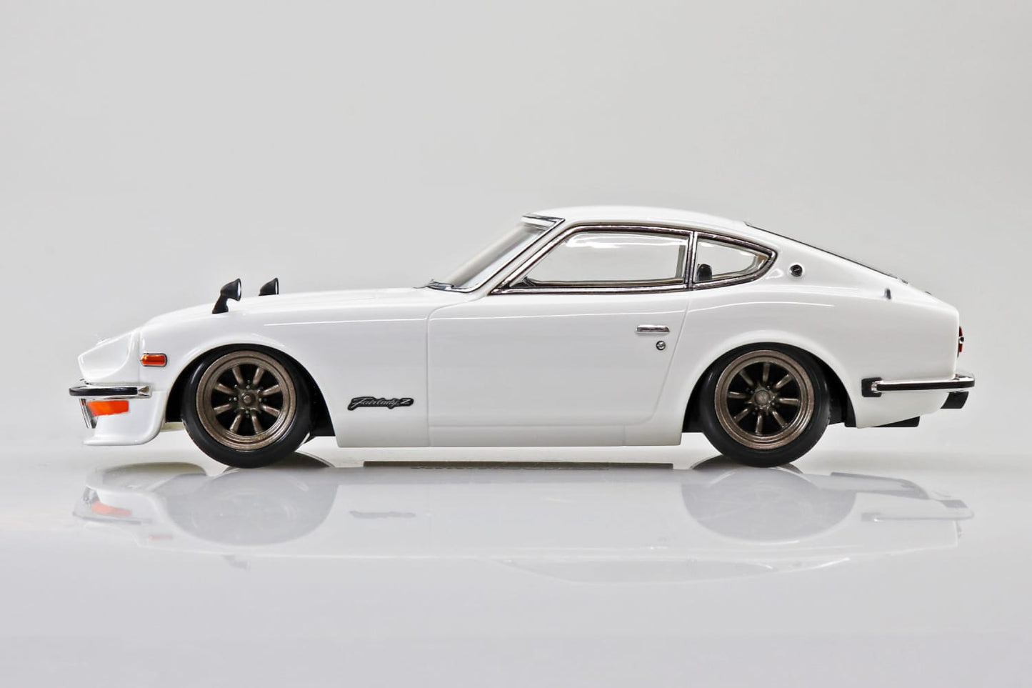 1/32 SNAP NISSAN S30 Fairlady Z Custom (White)