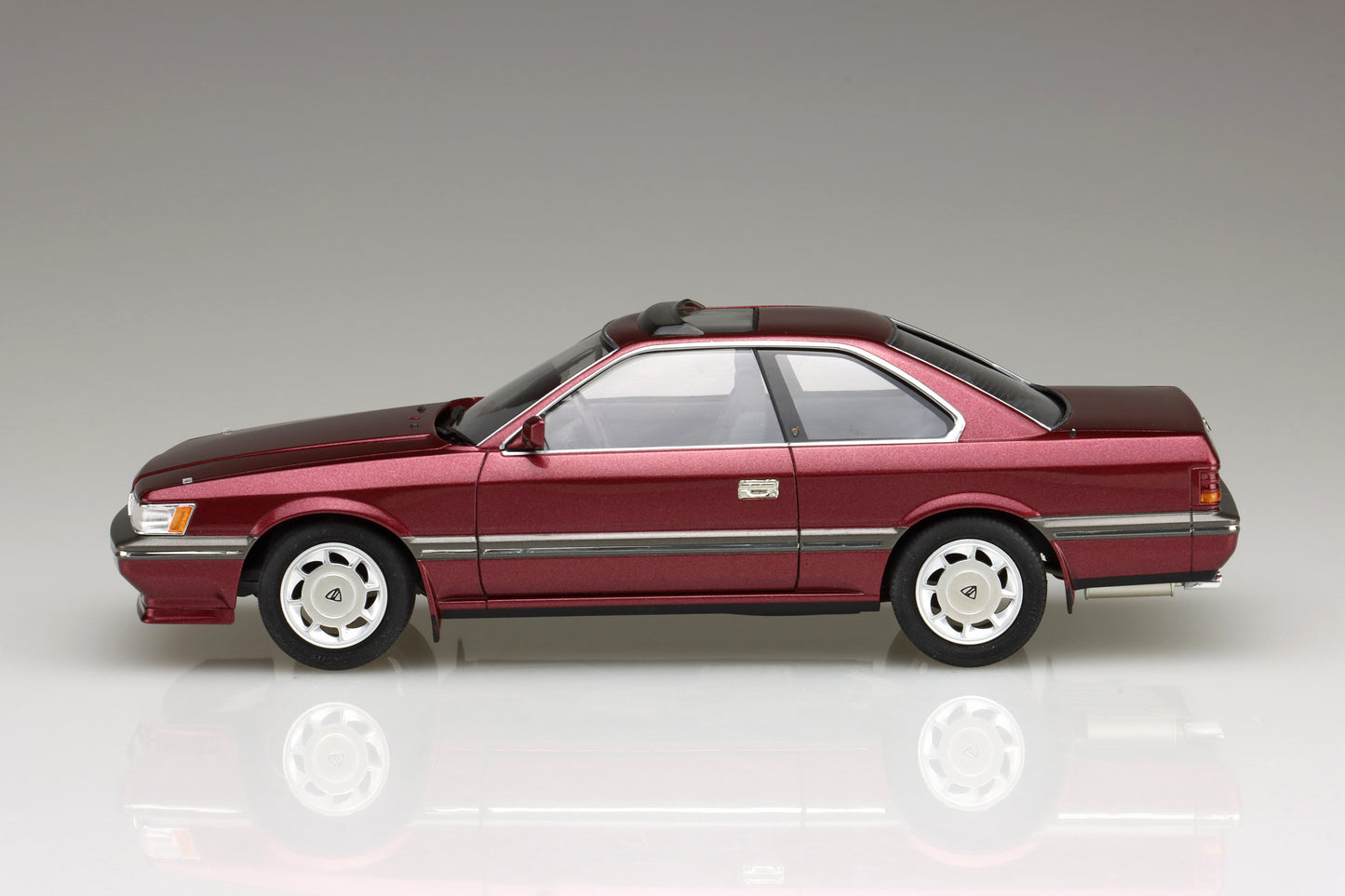 1/24 NISSAN UF31 Leopard 3.0 Ultima '86
