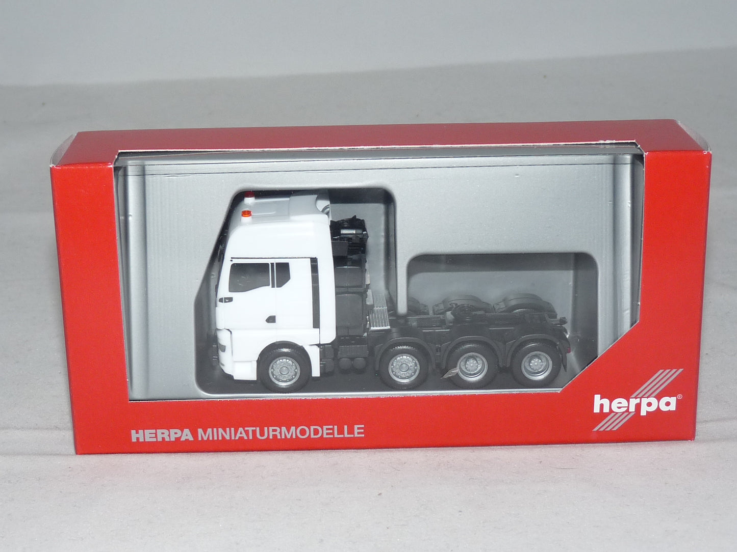 1/87 MAN GX Heavy Duty Tractor White