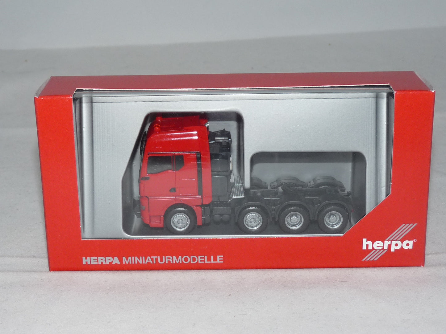 1/87 MAN GX Heavy Duty Tractor Red