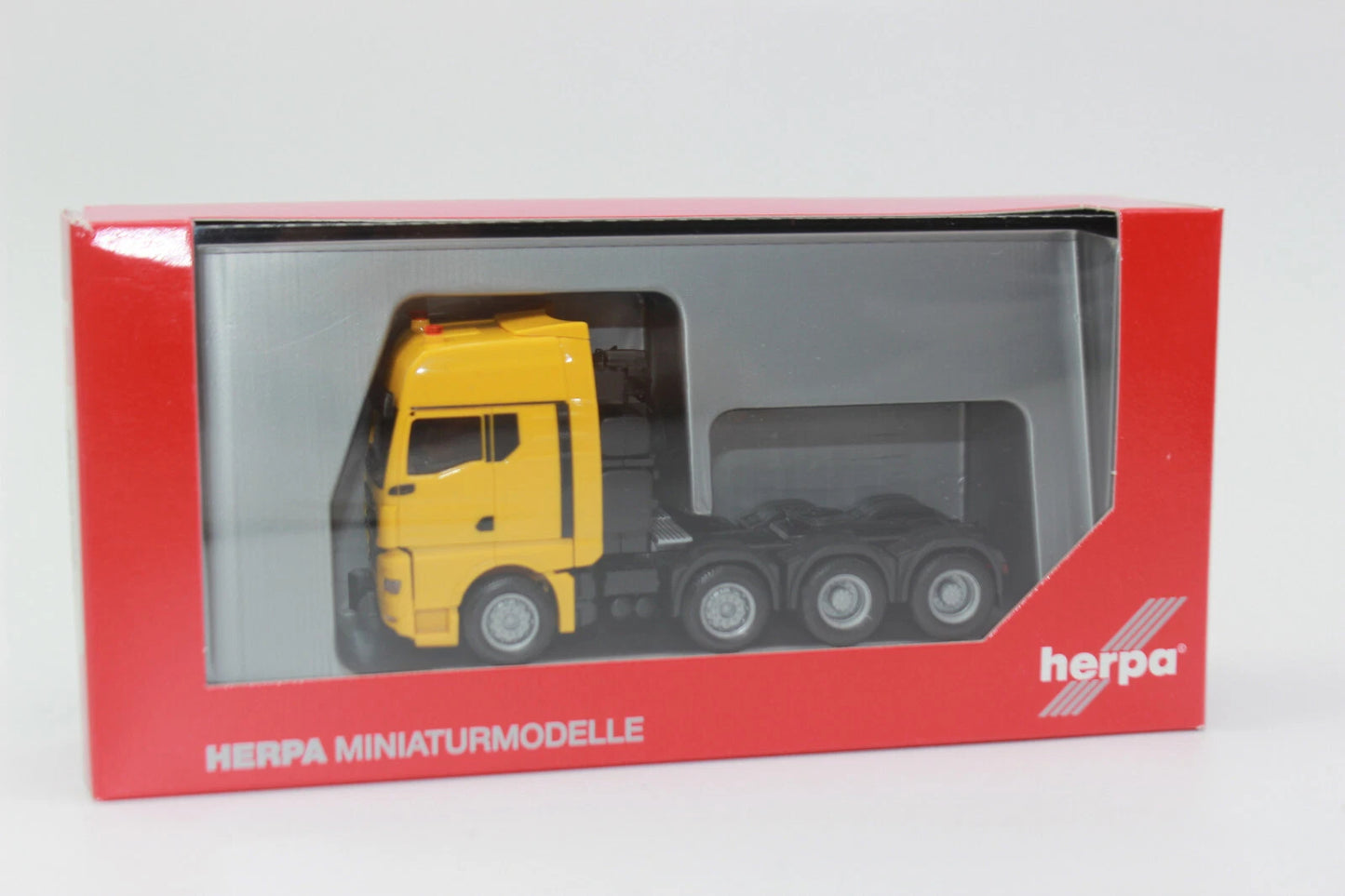1/87 MAN GX Heavy Duty Tractor Yellow