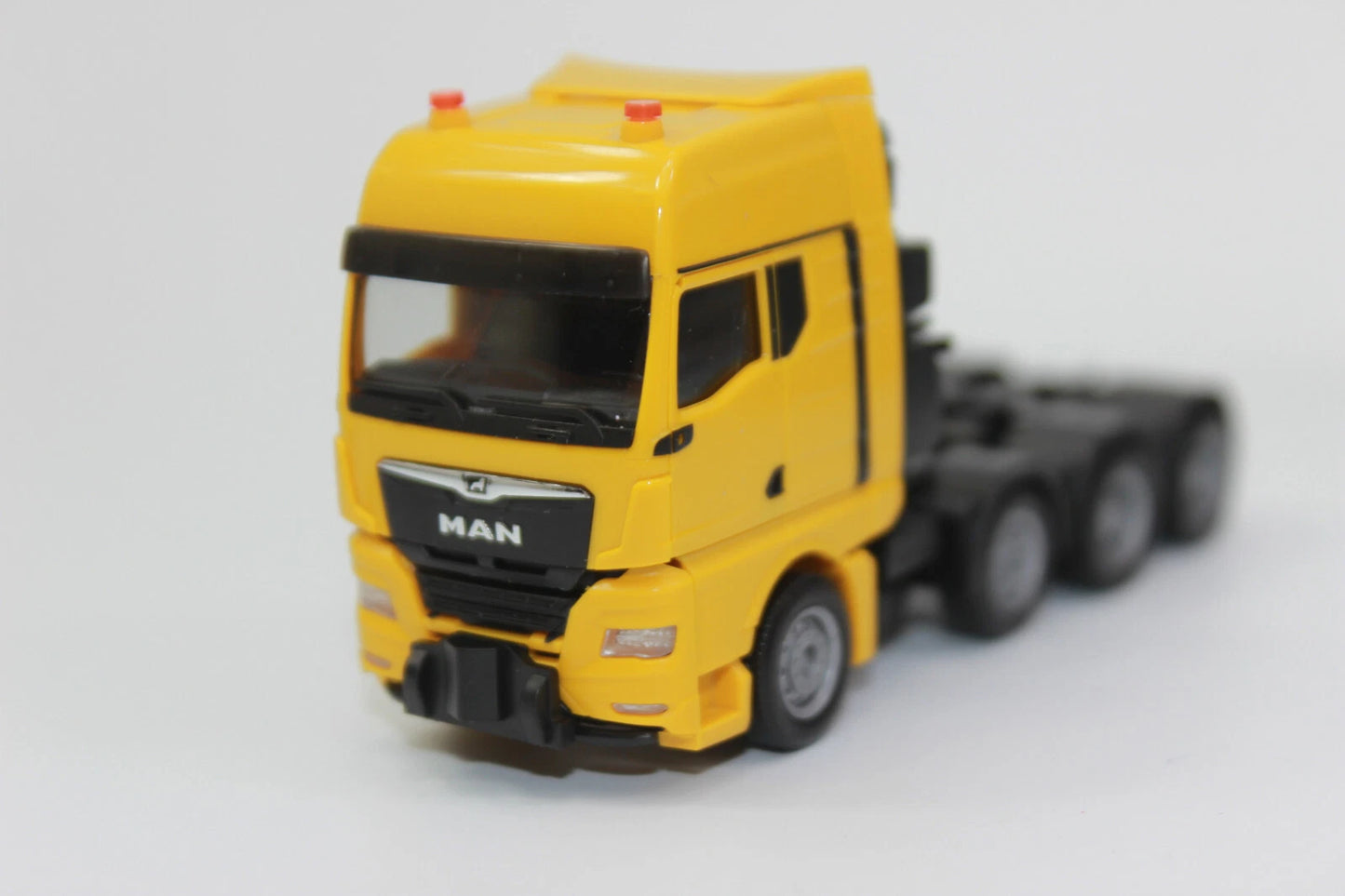 1/87 MAN GX Heavy Duty Tractor Yellow