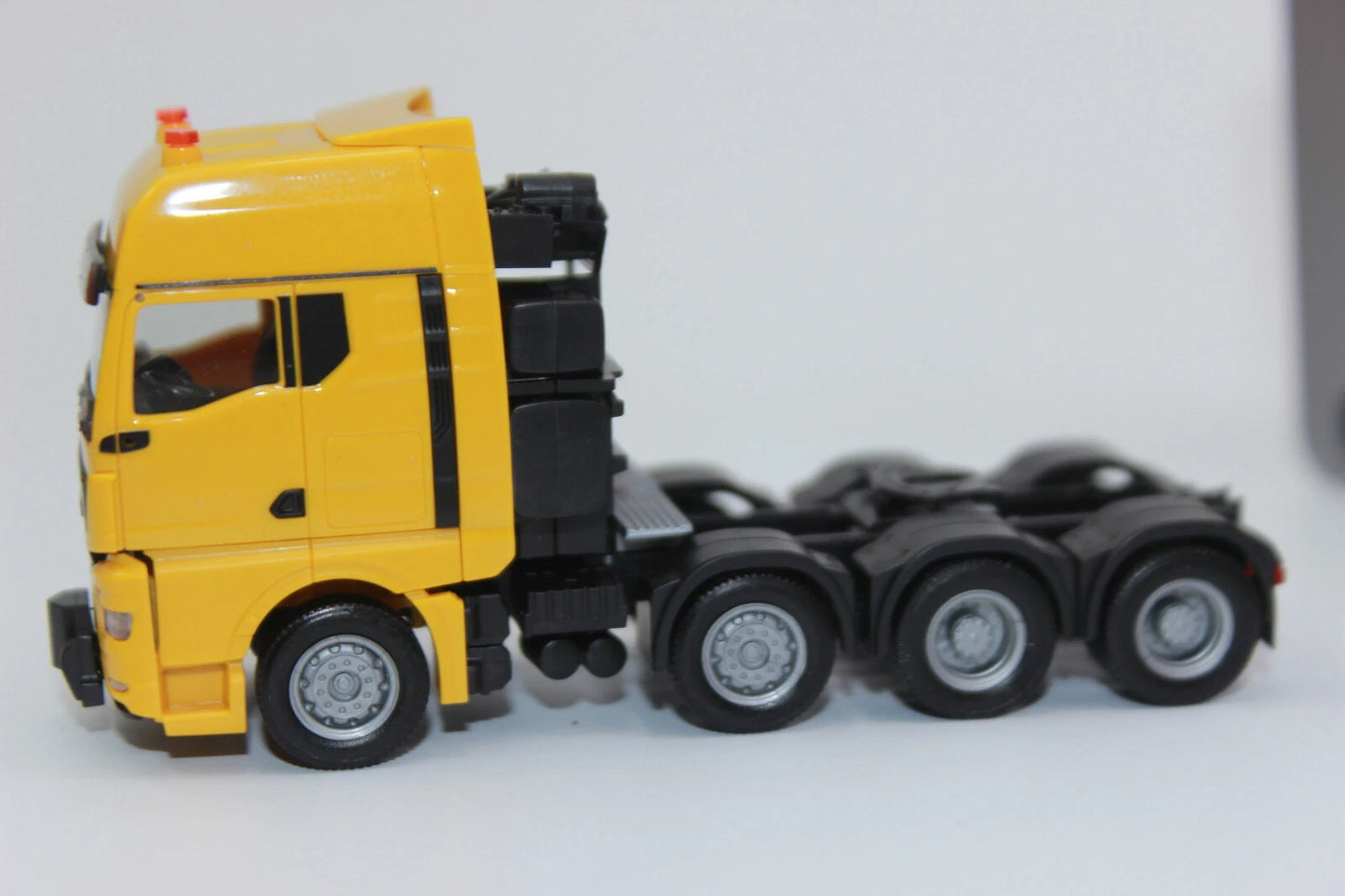 1/87 MAN GX Heavy Duty Tractor Yellow