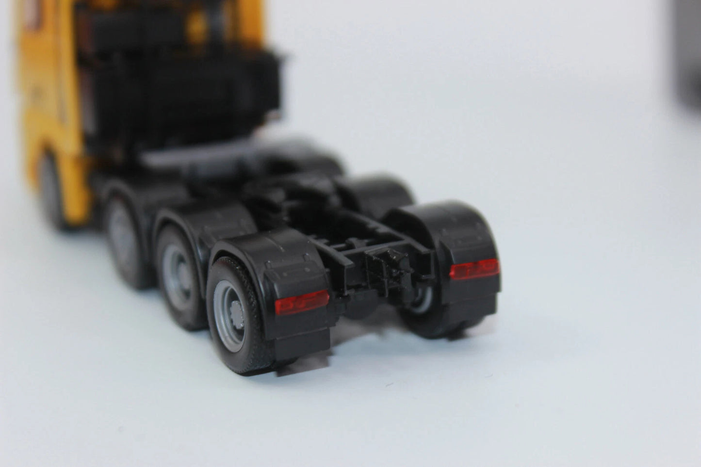 1/87 MAN GX Heavy Duty Tractor Yellow