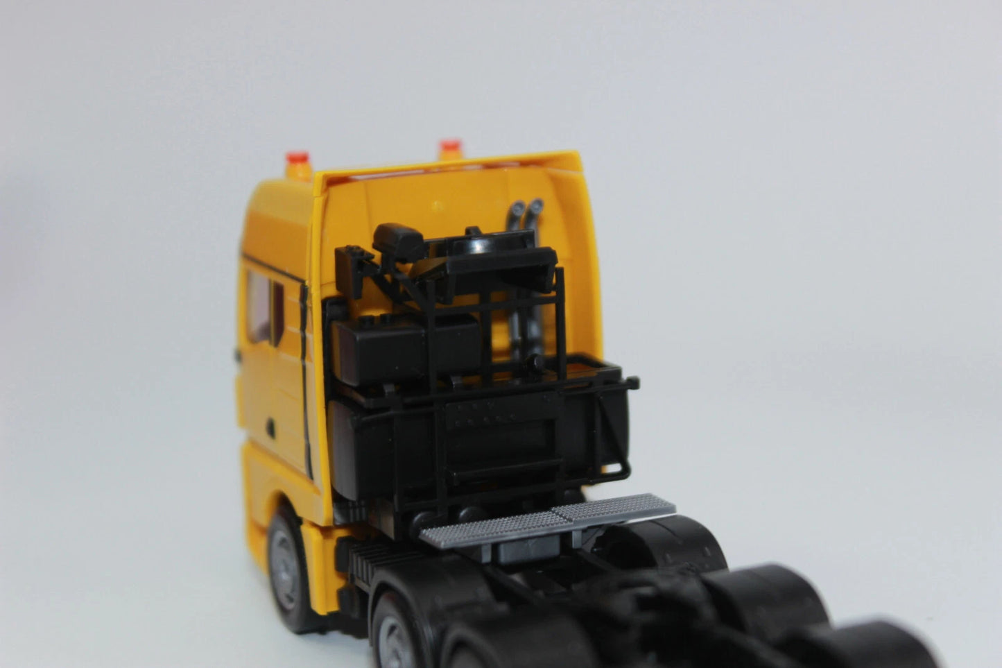 1/87 MAN GX Heavy Duty Tractor Yellow