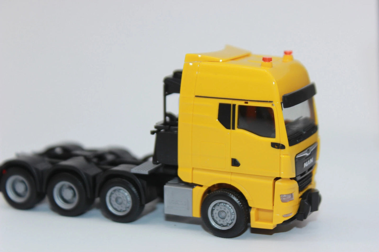 1/87 MAN GX Heavy Duty Tractor Yellow