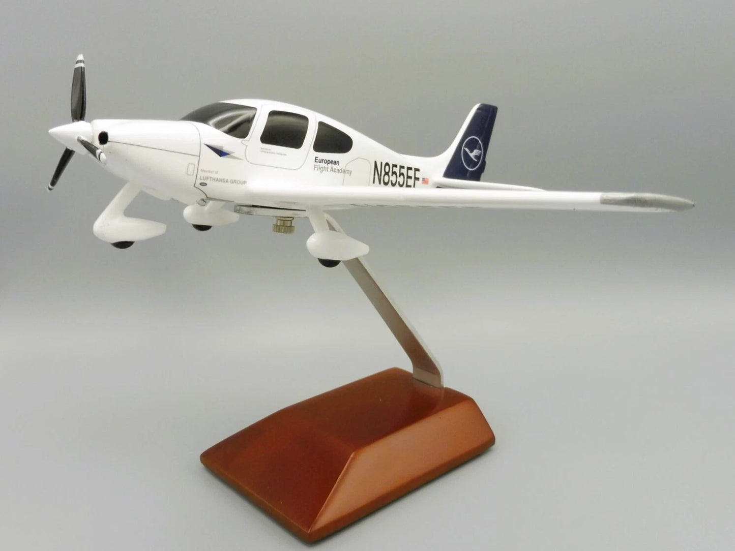1/40 European Flight Academy Cirrus SR20 - Lufthansa