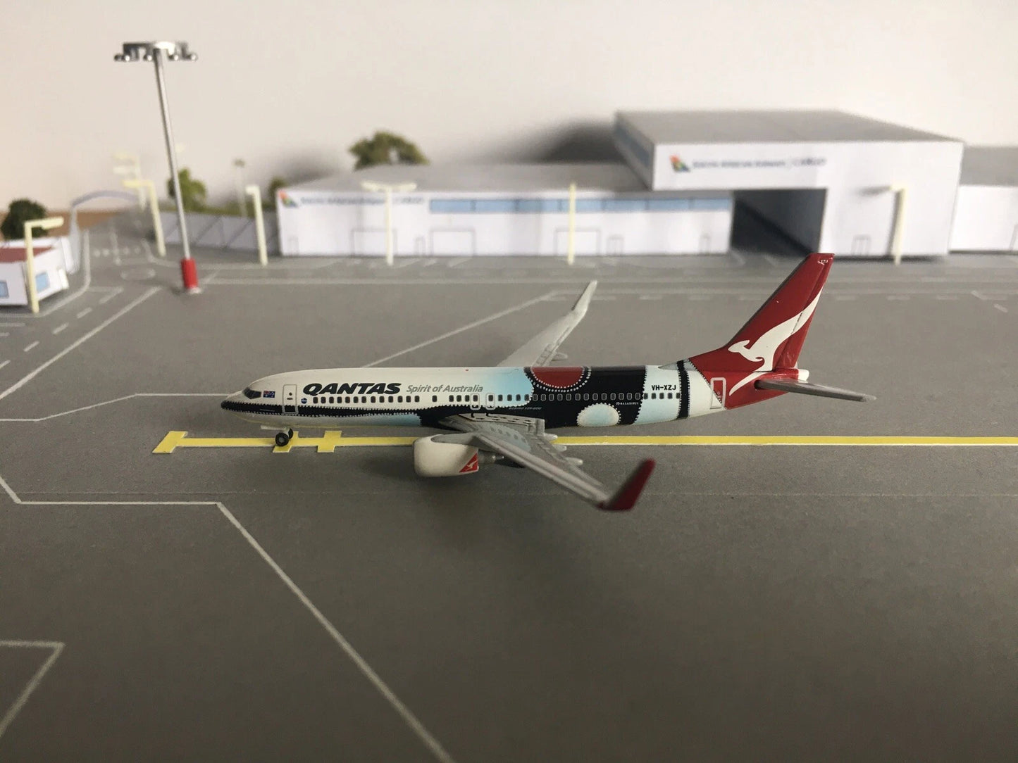 1/500 Qantas Boeing 737-800 "Mendoowoorrji"