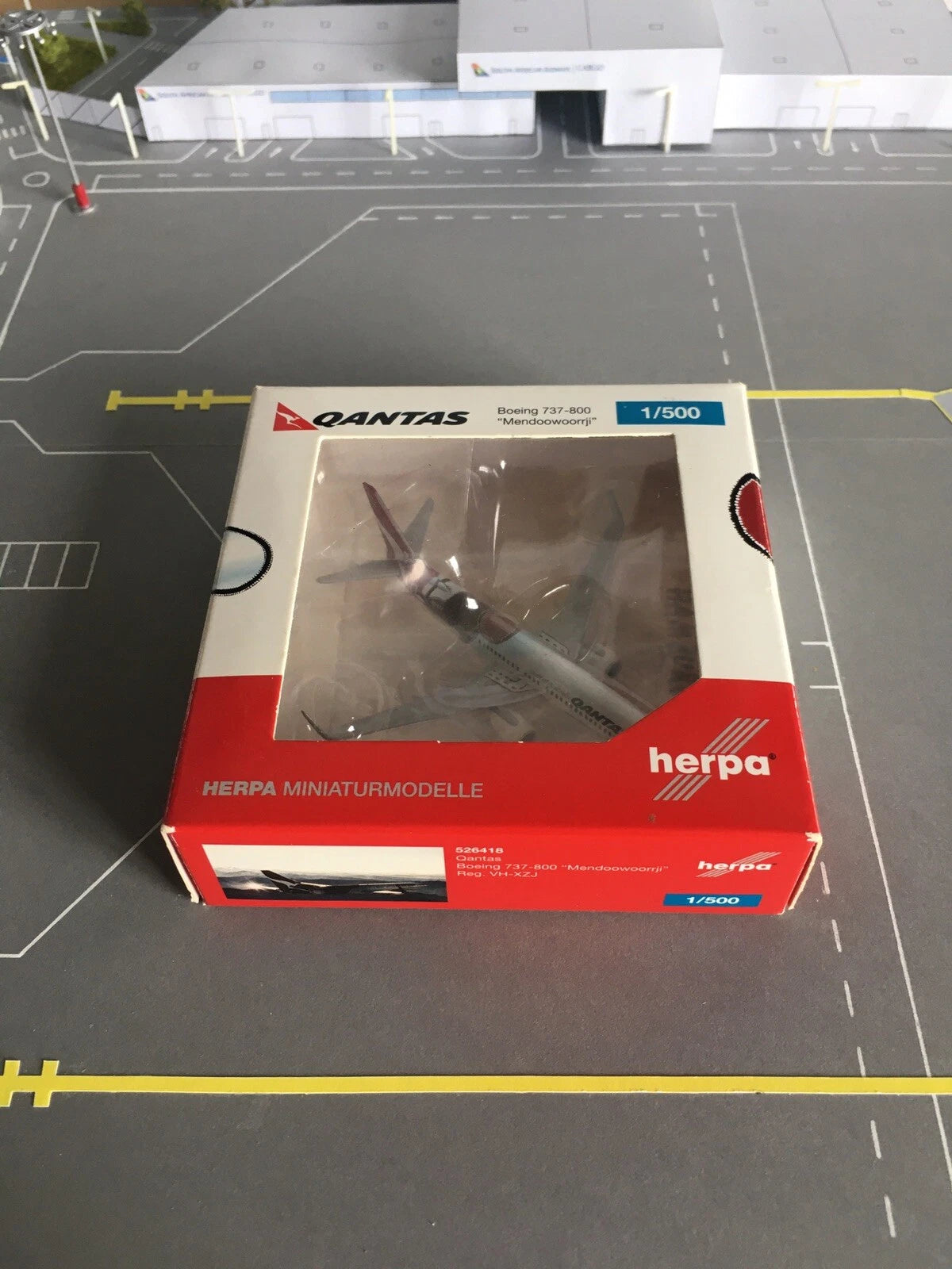 1/500 Qantas Boeing 737-800 "Mendoowoorrji"