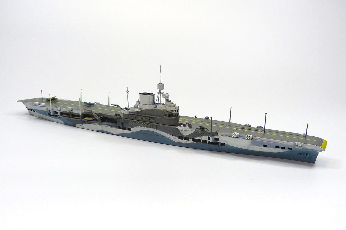 1/700 BRITISH AIRCRAFT CARRIER HMS ILLUSTRIOUS