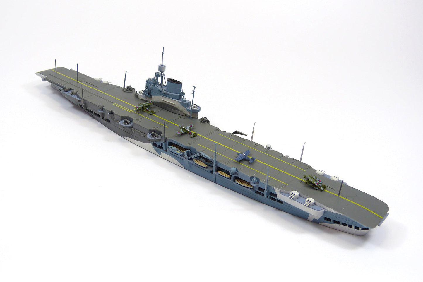 1/700 BRITISH AIRCRAFT CARRIER HMS ILLUSTRIOUS