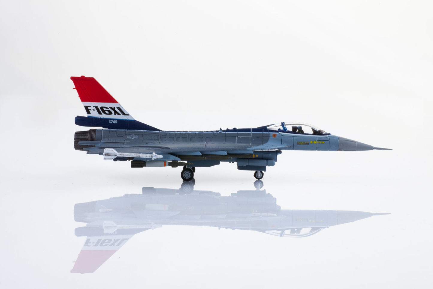 1/144 F-16XL U.S. Air Force XL-1 Prototype