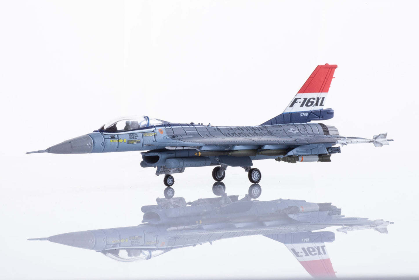 1/144 F-16XL U.S. Air Force XL-1 Prototype