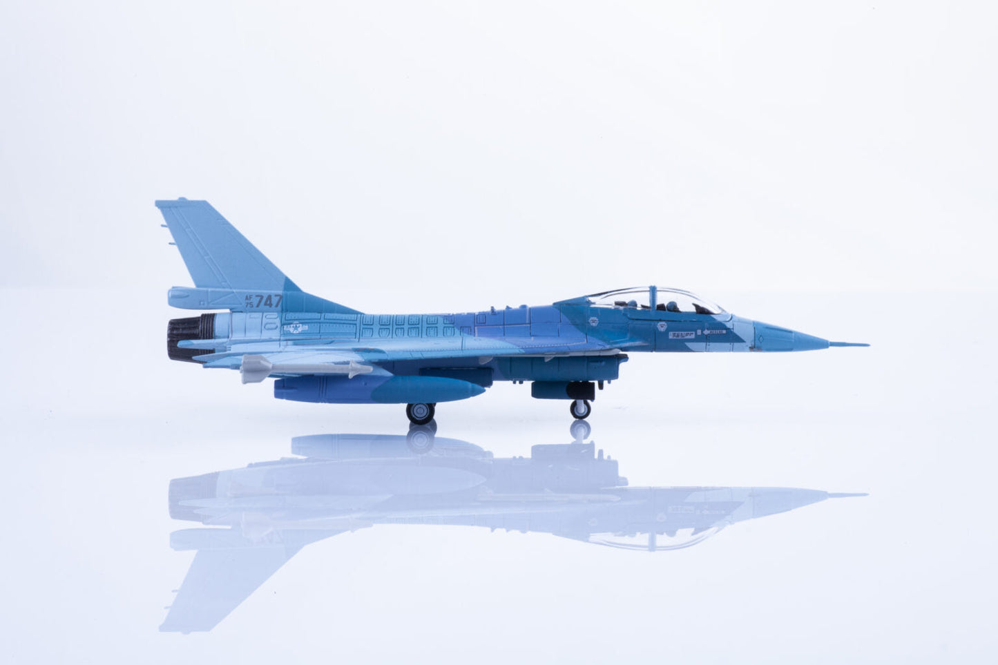 1/144 F-16XL U.S. Air Force XL-2 Prototype