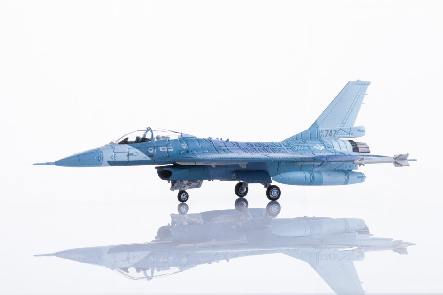 1/144 F-16XL U.S. Air Force XL-2 Prototype