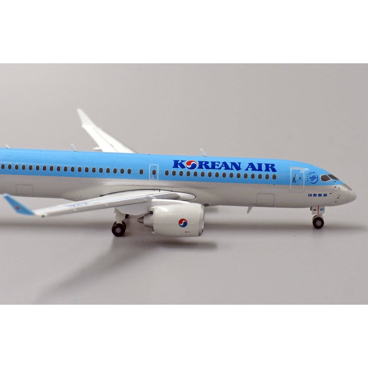 1/400 Korean Air Bombadier CS300 HL7201