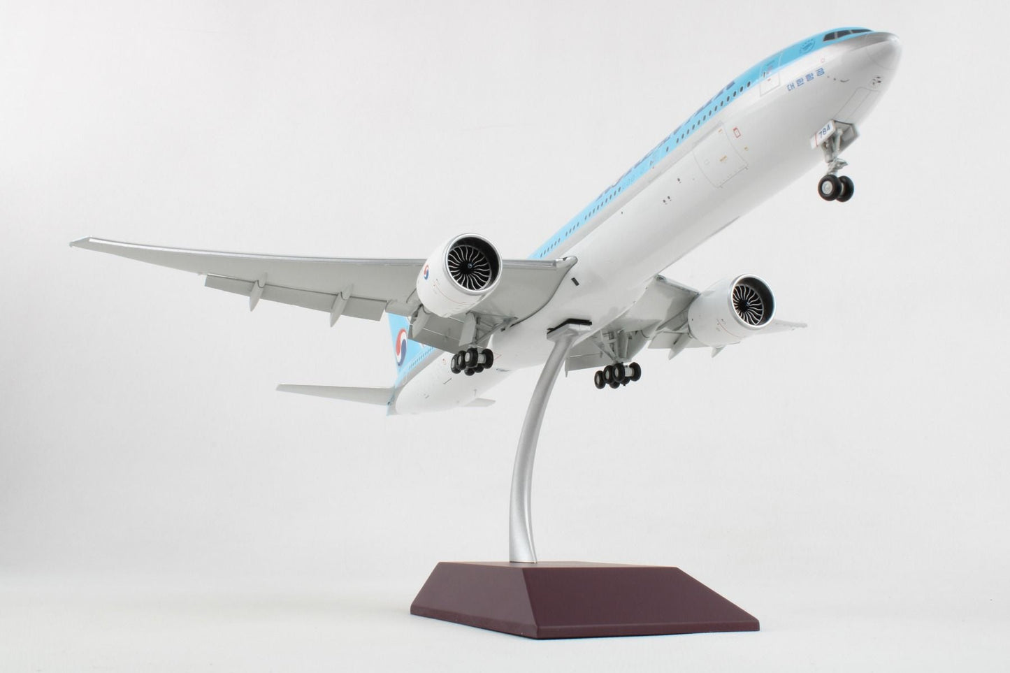 1/200 Korean Air B777-300ER Flaps Down