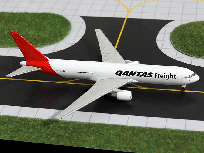 1/400 B767-300F     Qantas Freight