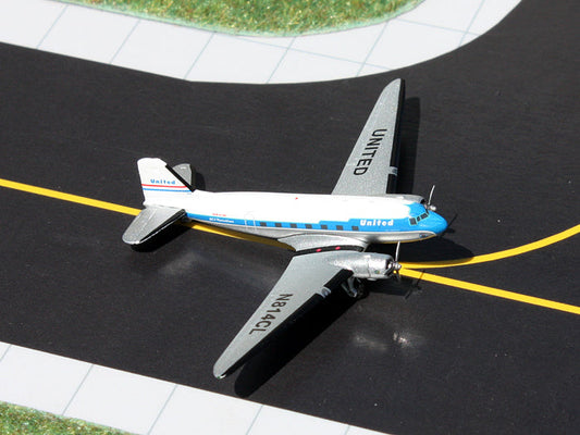 1/400 United DC-3 (N814CL)