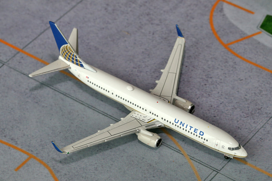 1/400 B737-900ER United (N38454)