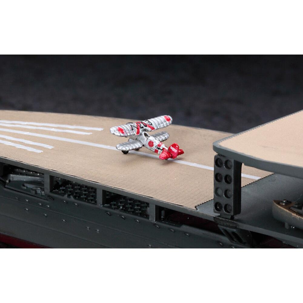 1/700 Japanese Navy Aircraft Carrier Akagi "Three Flight Deck" with Carrier-Based Aircraft Set