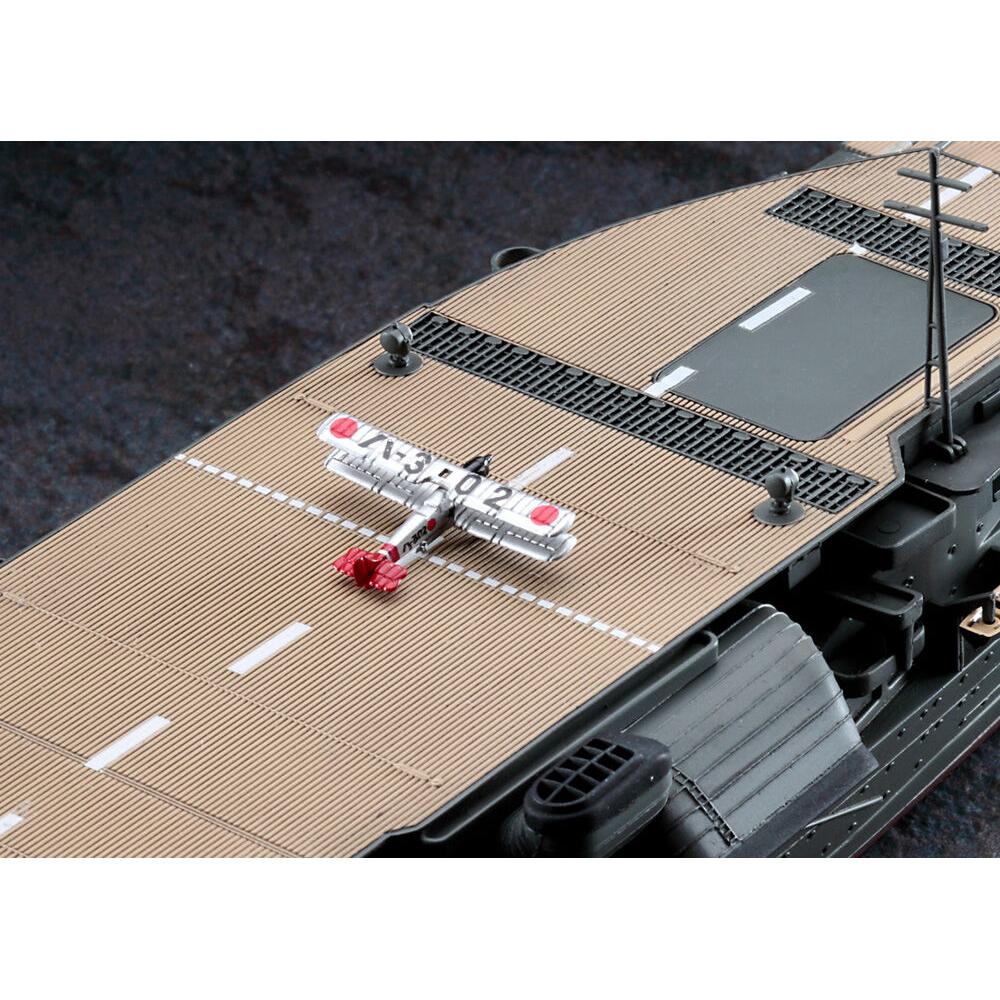 1/700 Japanese Navy Aircraft Carrier Akagi "Three Flight Deck" with Carrier-Based Aircraft Set