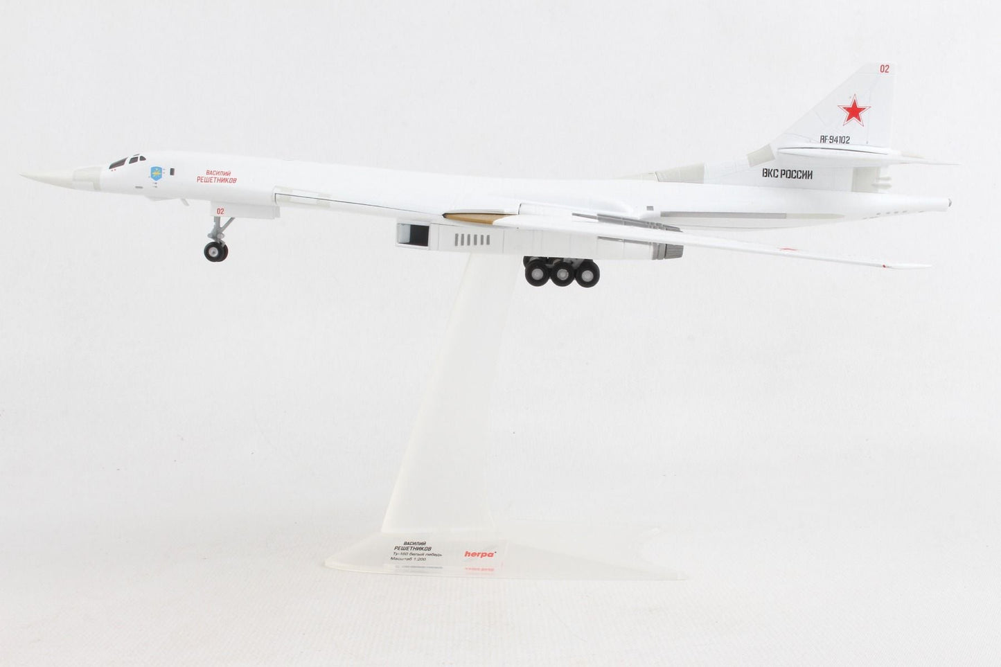 1/200 Russian Air Force Tupolev Tu-160 `Blackjack` / `White Swan` - Rf-94102 / 02 red