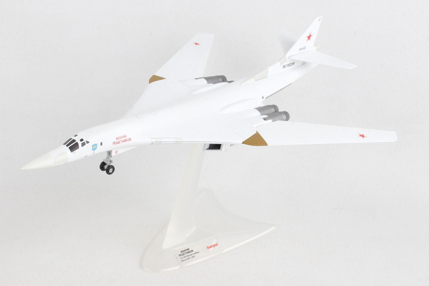 1/200 Russian Air Force Tupolev Tu-160 `Blackjack` / `White Swan` - Rf-94102 / 02 red