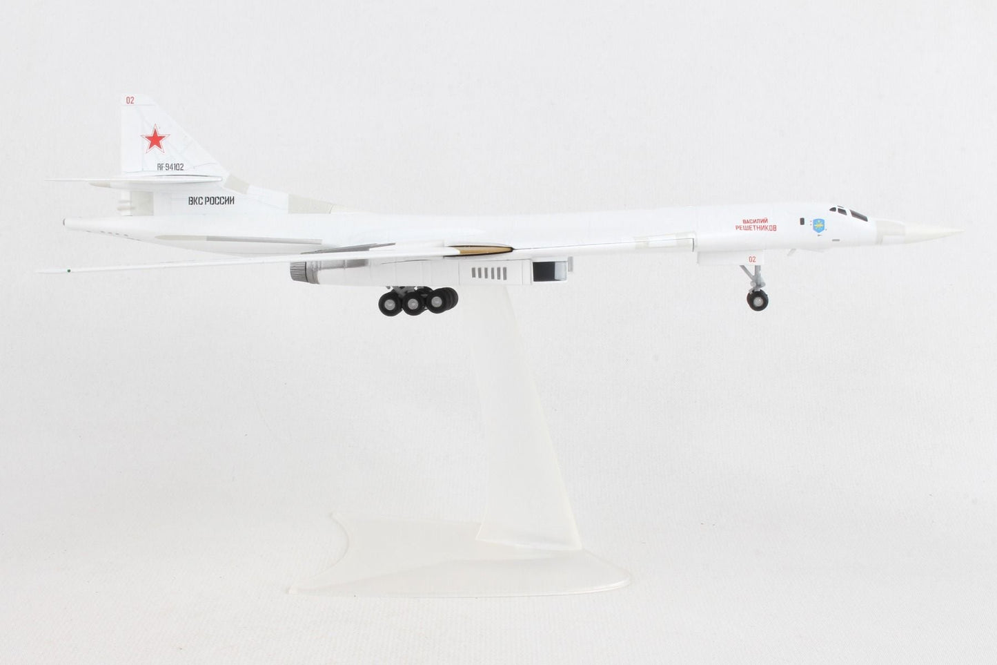 1/200 Russian Air Force Tupolev Tu-160 `Blackjack` / `White Swan` - Rf-94102 / 02 red