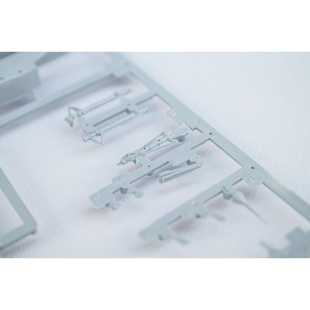 1/72 GIFT SET SU-27 UB/P Ukraine (Includes: Cement, Brush and Main Paints)