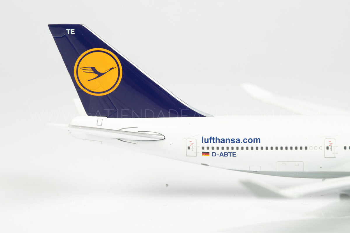 Lufthansa B747-400 D-ABTE (with Limited Edition Aviation Tag)