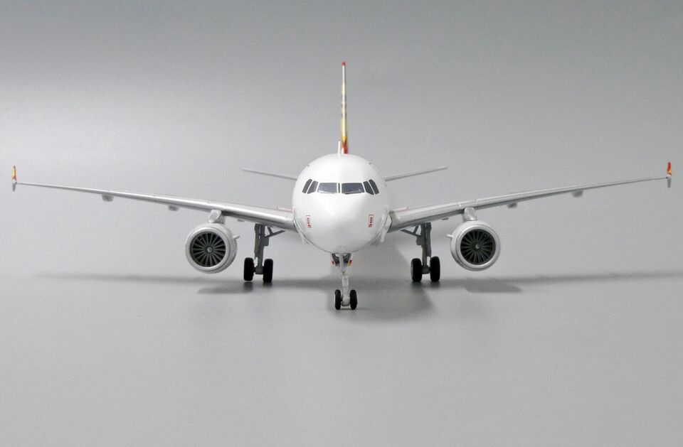 1/200 Hong Kong Airlines Airbus A320 Reg: B-LPI with Stand