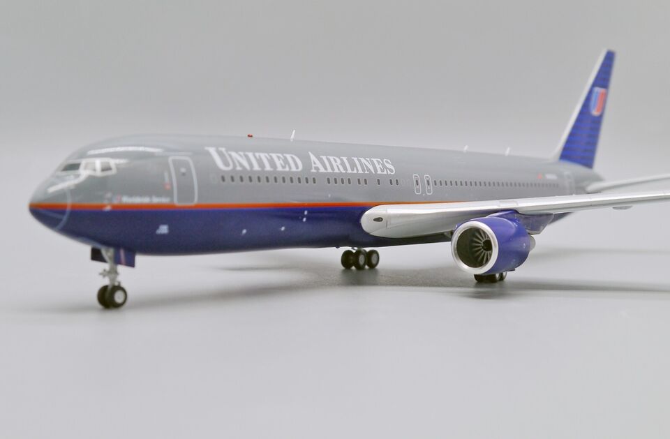 1/200 United Airlines Boeing 767-300ER "Battleship" Reg: N666UA with Stand