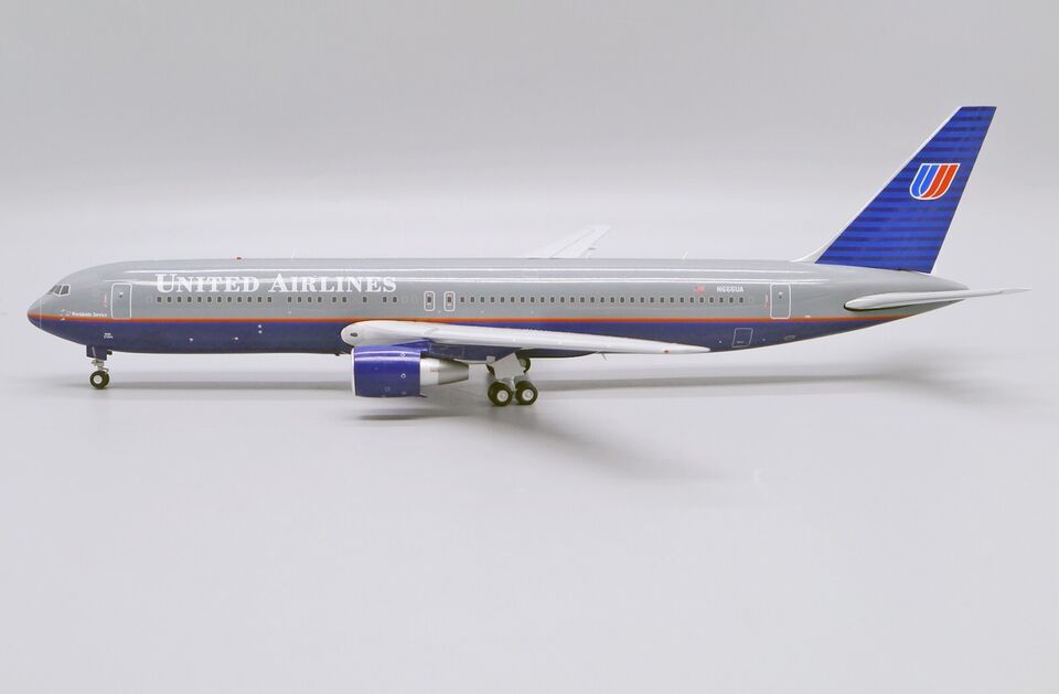 1/200 United Airlines Boeing 767-300ER "Battleship" Reg: N666UA with Stand