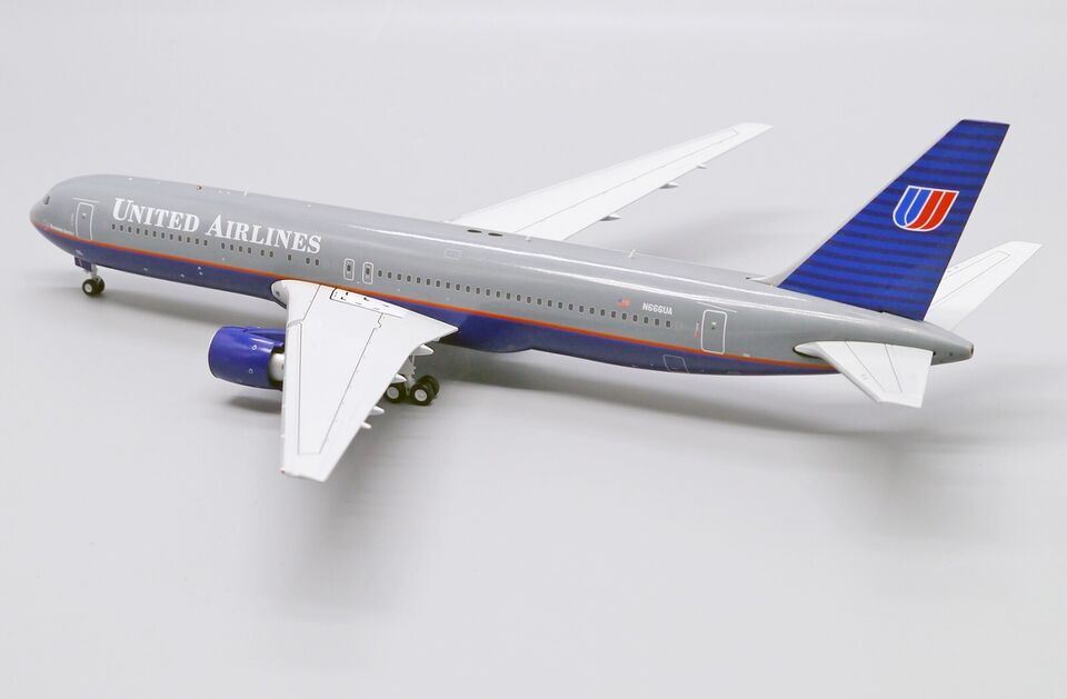 1/200 United Airlines Boeing 767-300ER "Battleship" Reg: N666UA with Stand