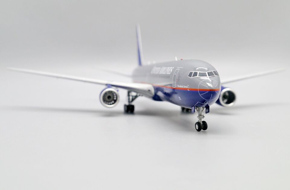 1/200 United Airlines Boeing 767-300ER "Battleship" Reg: N666UA with Stand