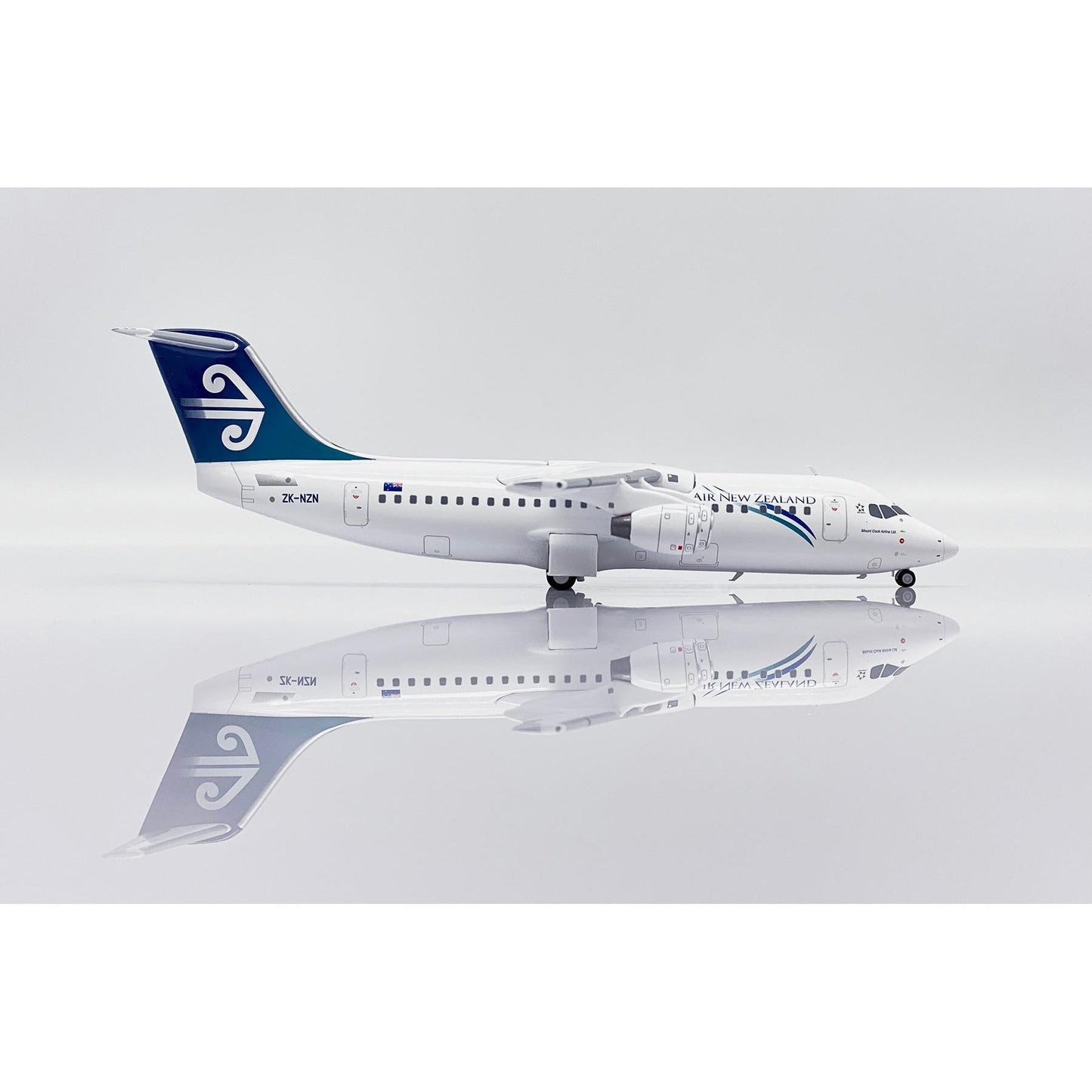1/200 Air New Zealand Link British Aerospace BAE 146-300 Reg: ZK-NZN with Stand