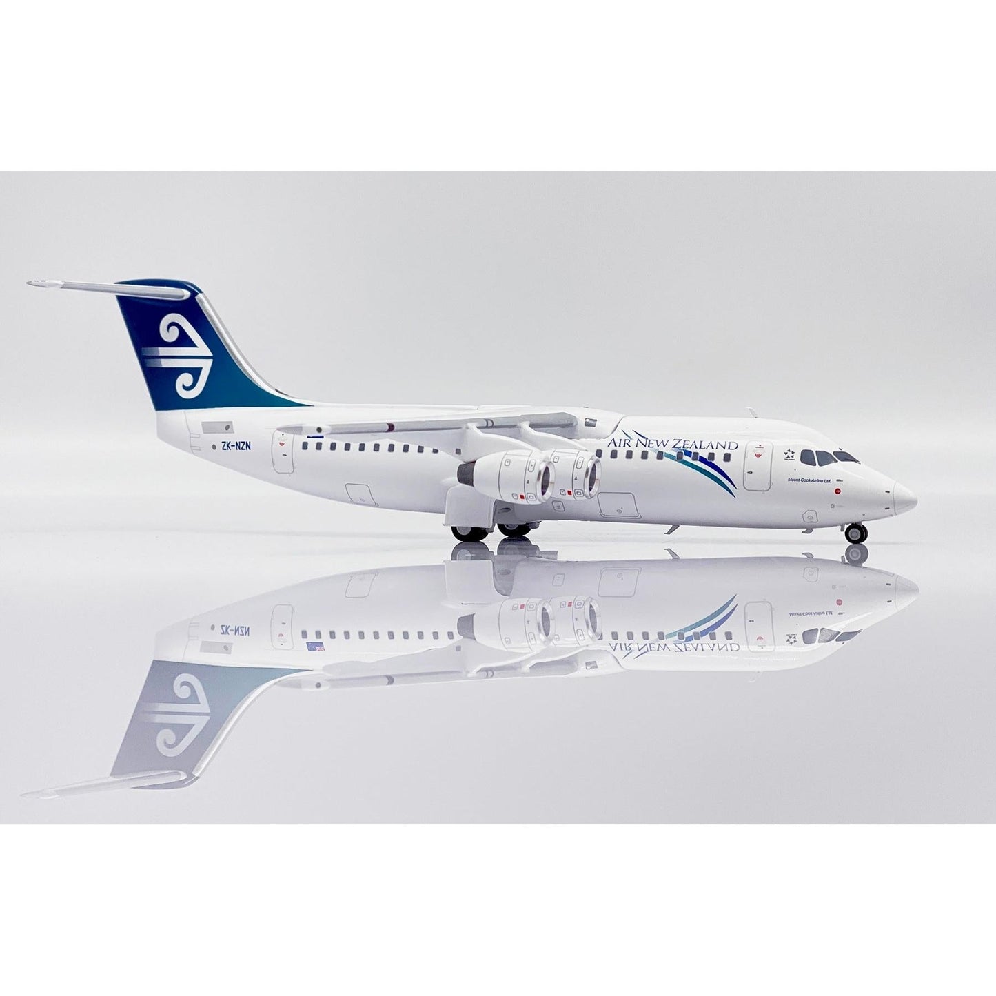 1/200 Air New Zealand Link British Aerospace BAE 146-300 Reg: ZK-NZN with Stand