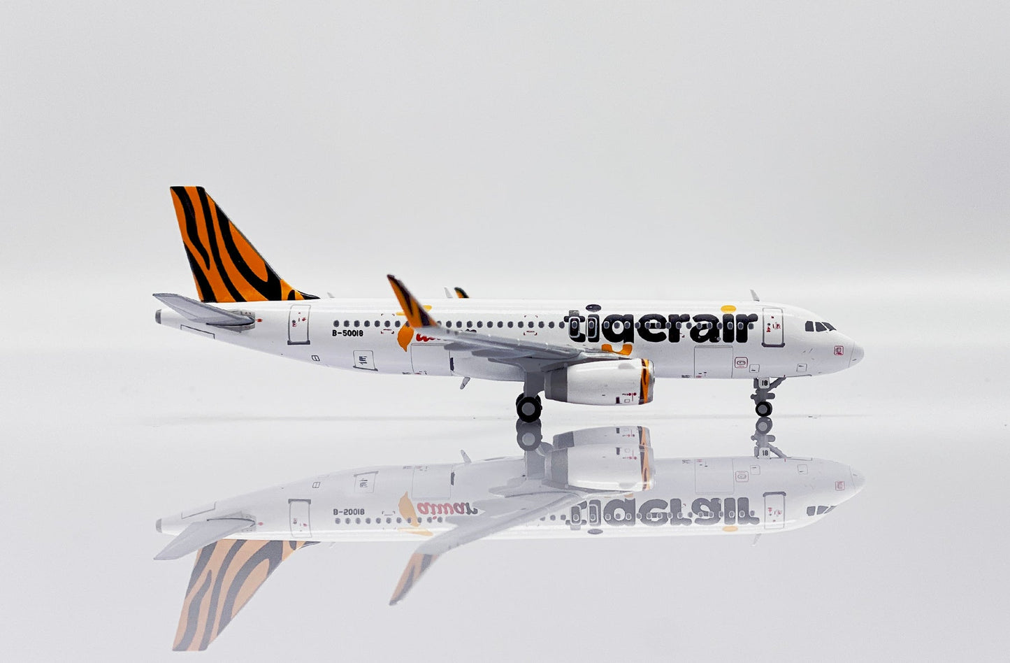 1/400 Tigerair Taiwan Airbus A320 Reg: B-50018 with Antenna