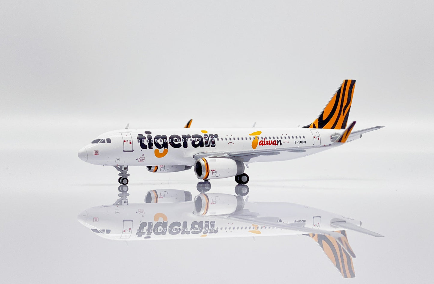 1/400 Tigerair Taiwan Airbus A320 Reg: B-50018 with Antenna