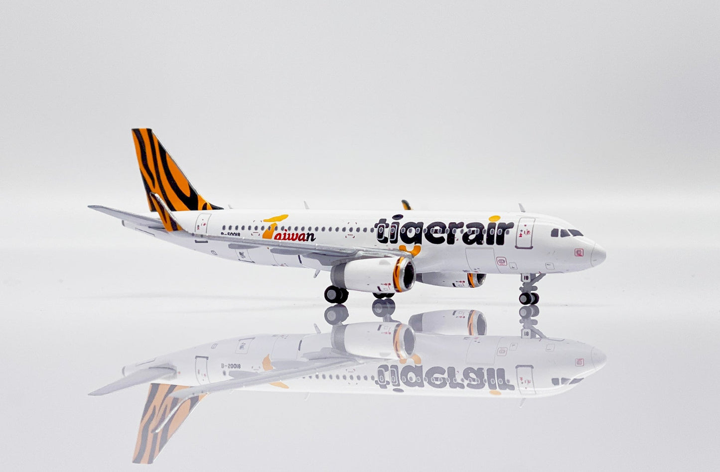 1/400 Tigerair Taiwan Airbus A320 Reg: B-50018 with Antenna