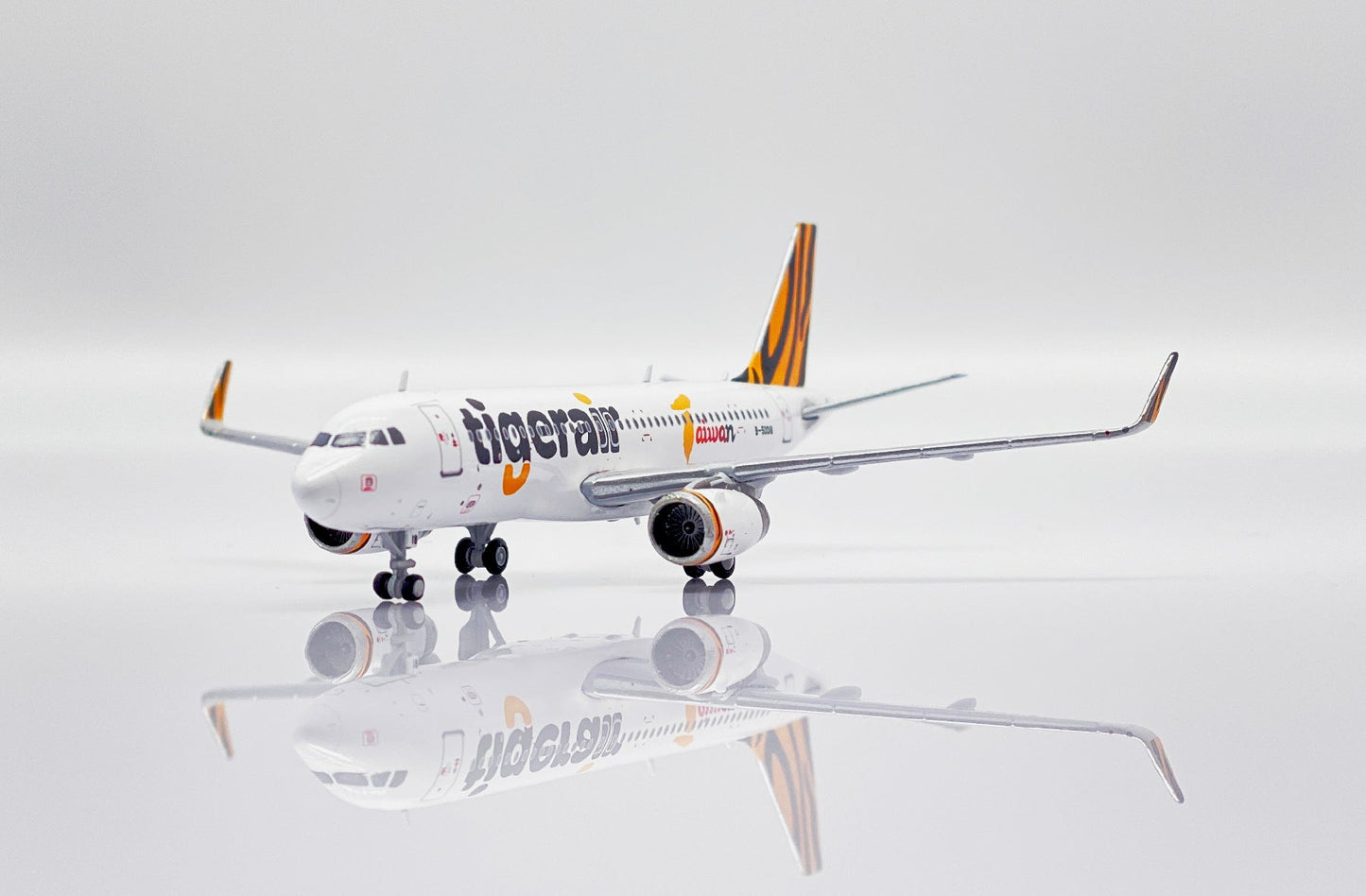 1/400 Tigerair Taiwan Airbus A320 Reg: B-50018 with Antenna