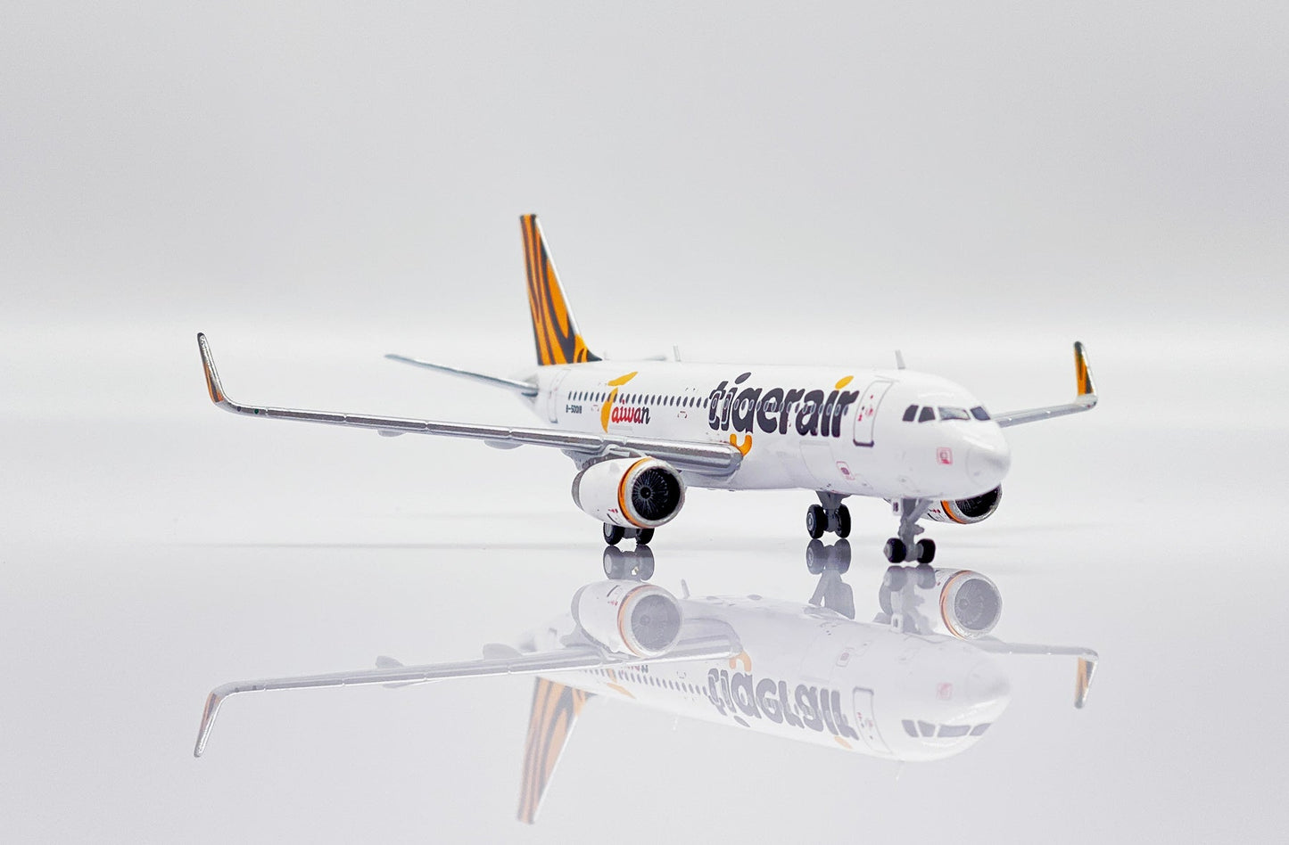 1/400 Tigerair Taiwan Airbus A320 Reg: B-50018 with Antenna